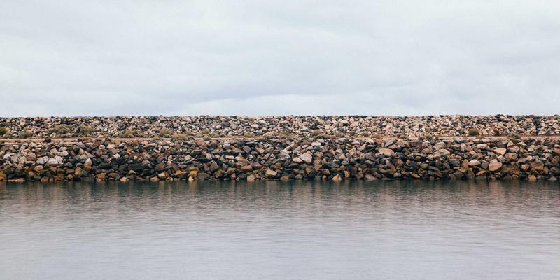 从零开始学化妆：新手必备的10件基础护肤品与化妆品清单