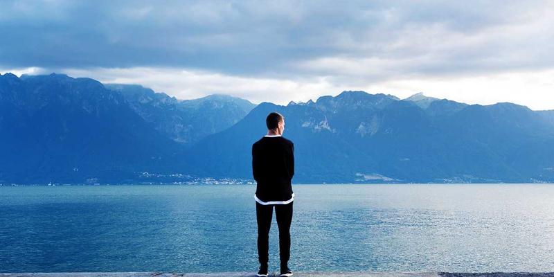 抗蓝光美妆：都市白领的防护型彩妆新概念