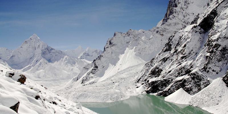 油皮救星：夏日持久控油底妆全攻略，从妆前到定妆的完整解决方案