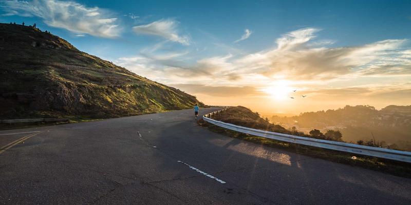 熬夜肌急救指南：5分钟清晨按摩手法，快速击退水肿暗沉 | 美妆护肤必备