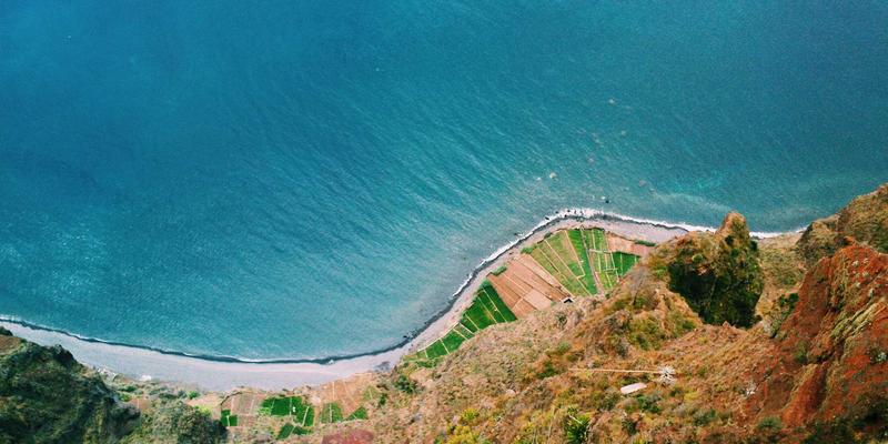 美妆与皮肤微生态平衡的科学护肤方案：商城精选化妆品与香水的搭配之道